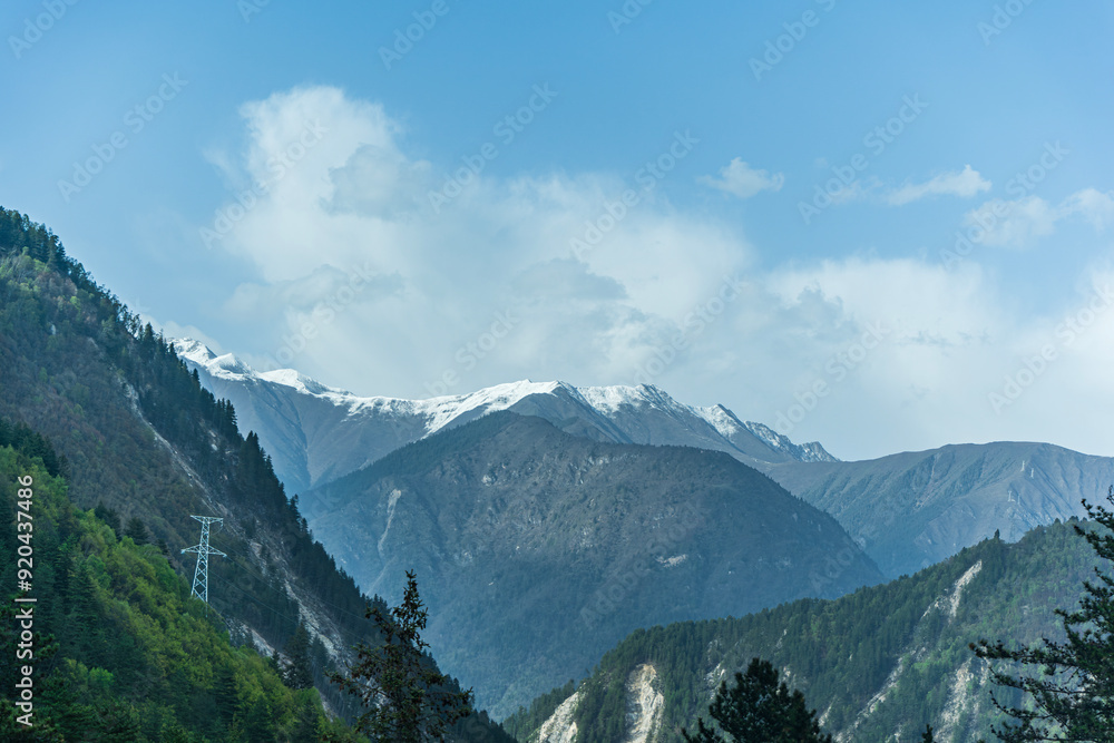 Obraz premium Snowy mountain peak in Jiuzhaigou National Park, China