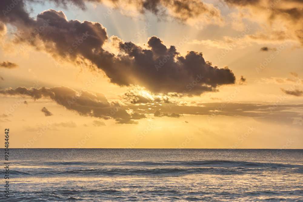 Obraz premium Beautiful sunset over the ocean