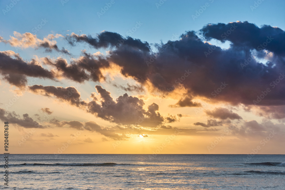 Obraz premium Beautiful sunset over the ocean