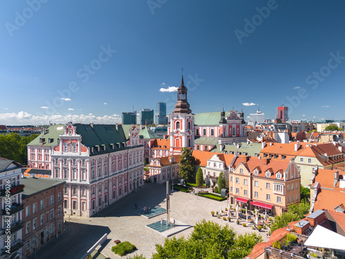 Obraz na płótnie Summer skyline cityscape of Poznan (Poznań), Poland. Wide panoramic view of Plac Kolegiacki square and Basilica of Our Lady of Perpetual Help in Poznań Fara (Fara Poznańska) w salonie