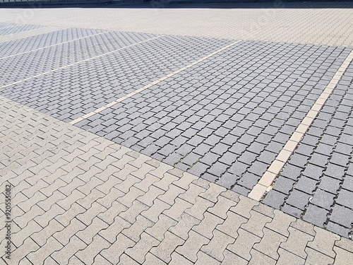 Betonsteinpflaster Supermarktparkplatz - Parkplätze Markierung 3