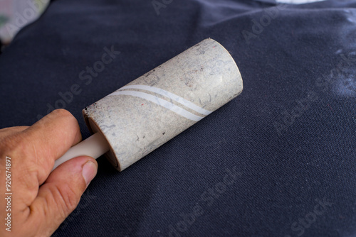 Obraz na płótnie Insulated clothes cleaning roller in human hand w salonie