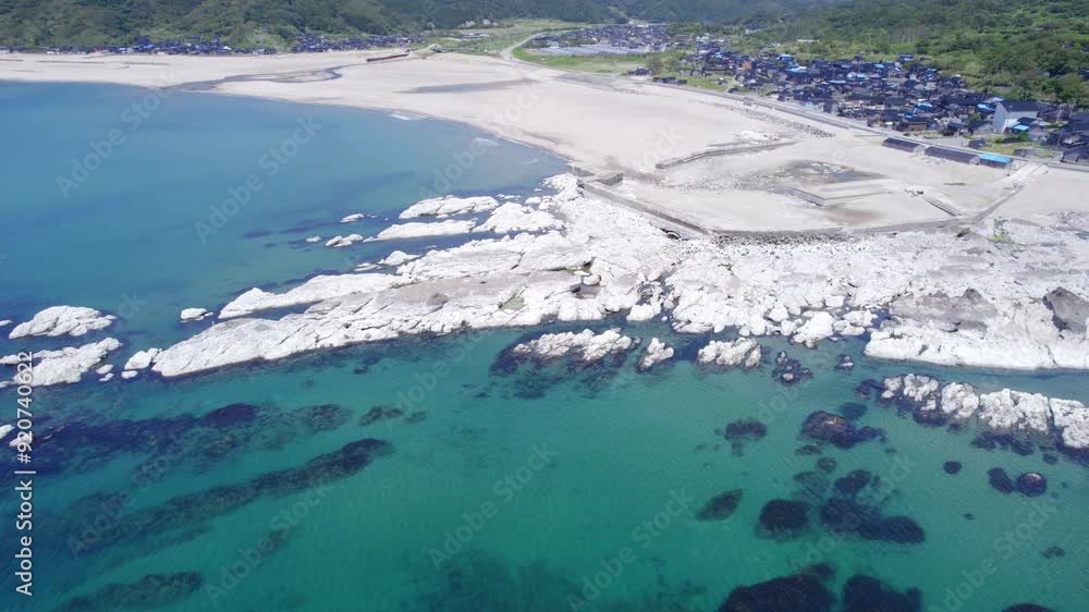 Emerging rocks caused by tectonic uplift of the 2024 Noto earthquake. Kuroshima port in Wajima. Emerging rocks caused by tectonic uplift of the 2024 Noto earthquake. Kuroshima port in Wajima.