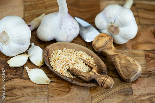 Frischer und getrockneter Knoblauch auf Olivenholz