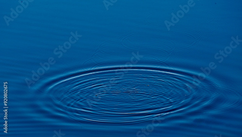 movimiento del agua en un lago