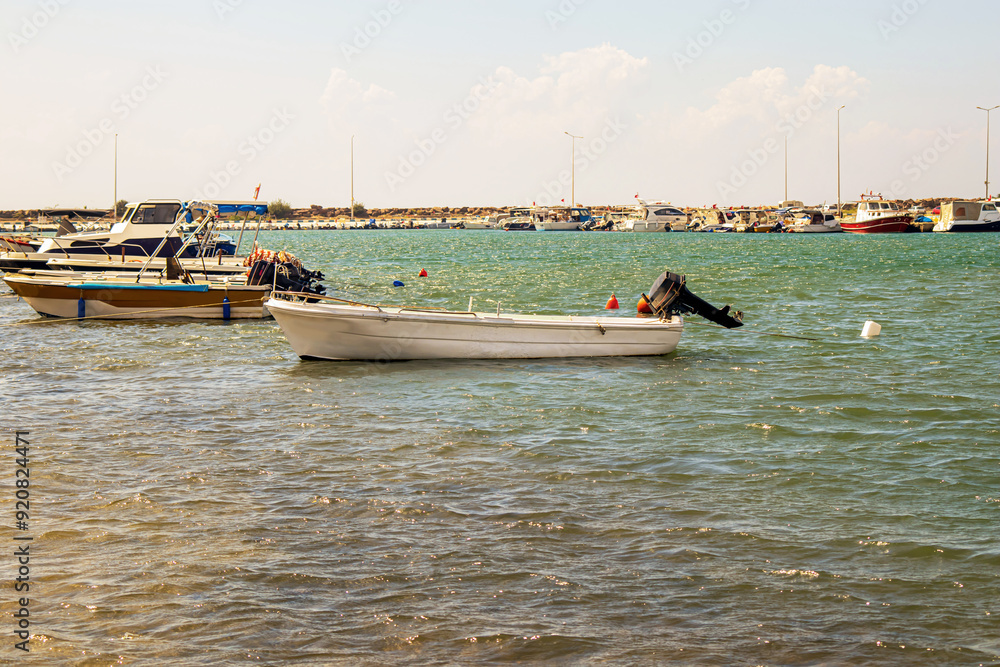 Obraz premium anchored boats boats in the harbor