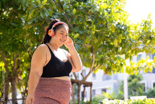 Foto sportswoman listening music through headphones