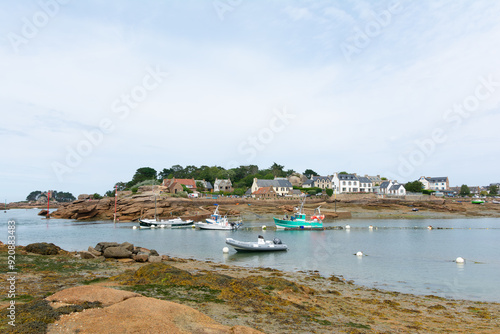 Barques dans le petit port de Ploumanac'h en Bretagne photo