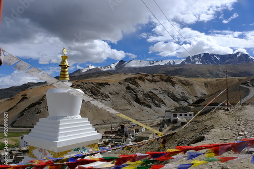 Stuppa, lieu de culte en Inde avec Montagne