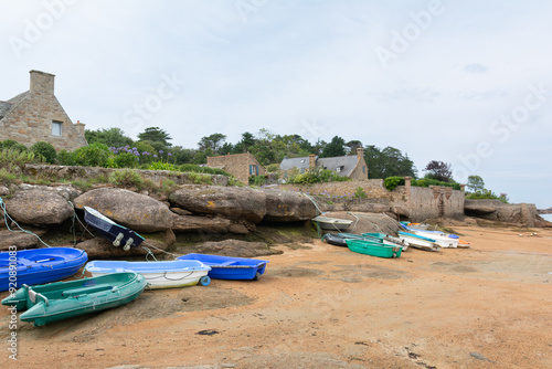 Barques dans le petit port de Ploumanac'h en Bretagne photo