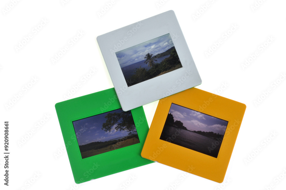 Trois diapositives couleur en gros plan sur fond blanc