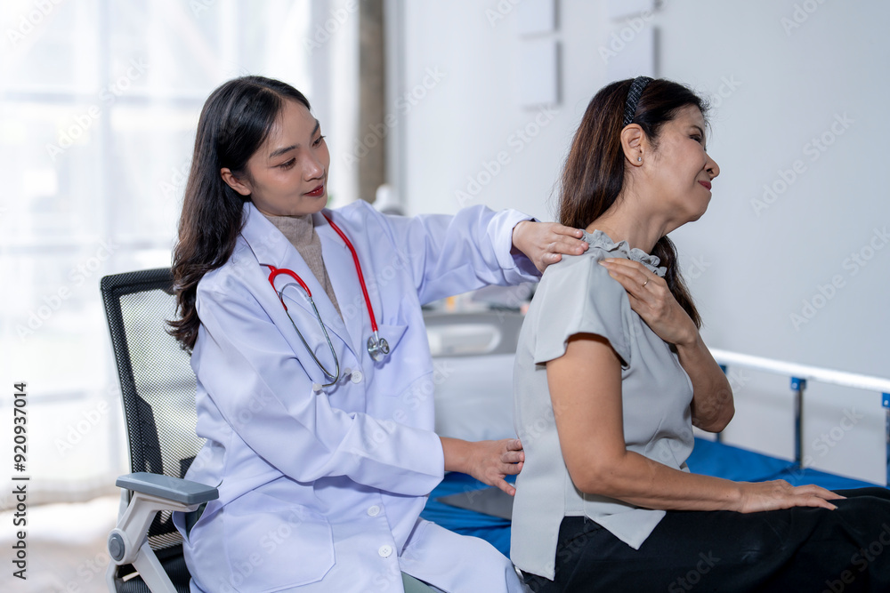 Obraz premium A woman is being treated by a doctor