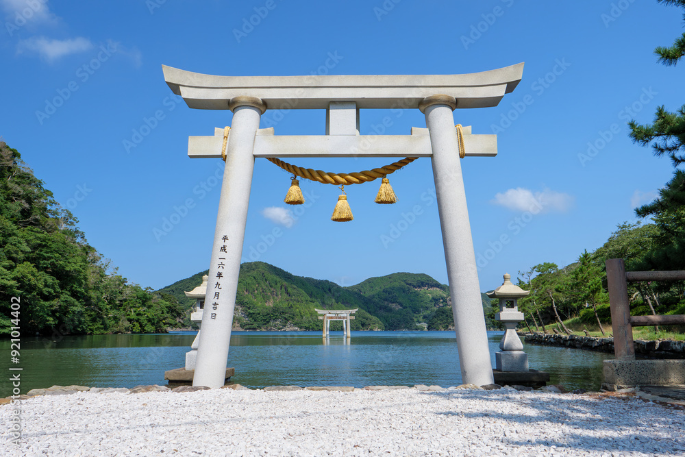 夏の青空と対馬和多都美神社の風景