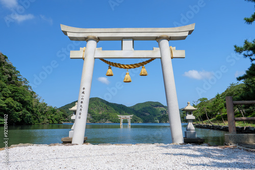 Obraz na płótnie 夏の青空と対馬和多都美神社の風景 w salonie