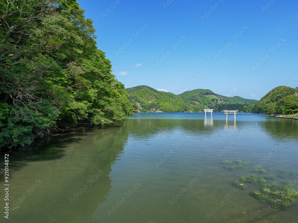 夏の青空と対馬和多都美神社の風景 夏の青空と対馬和多都美神社の風景