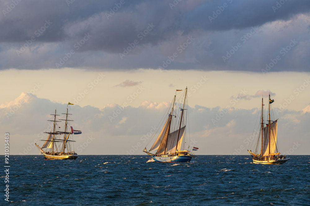 Fototapeta premium Segelschiffe auf der Ostsee während der Hanse Sail in Rostock
