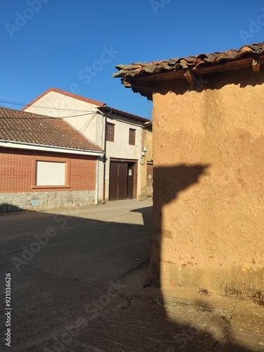 Balade touristique d'un village d'Espagne, sous de construction de terre cuite, environnement de campagne, pendant le début de soirée avec jeu d'ombre et d'éclairage du Soleil, détente culturelle photo