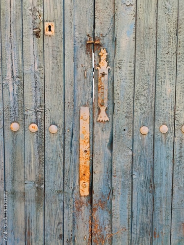 Grande maison de terre cuite, avec grande porte en bois bien moisi et sans entretien, ni de vernis, vestige historique, avec jeu d'ombre et d'éclairage du Soleil, club de vacances espagnol