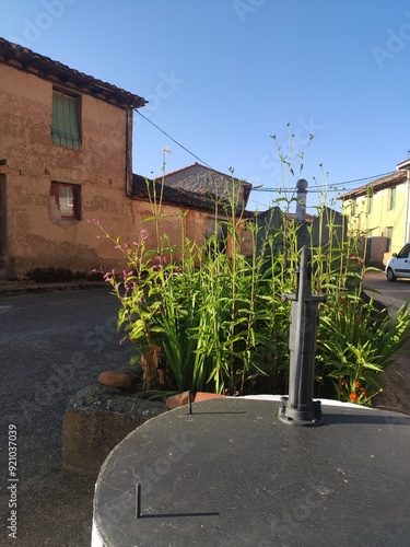 Balade touristique d'un village d'Espagne, sous de construction de terre cuite, environnement de campagne, pendant le début de soirée avec jeu d'ombre et d'éclairage du Soleil, détente culturelle photo