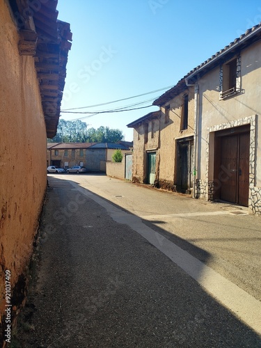 Balade touristique d'un village d'Espagne, sous de construction de terre cuite, environnement de campagne, pendant le début de soirée avec jeu d'ombre et d'éclairage du Soleil, détente culturelle photo