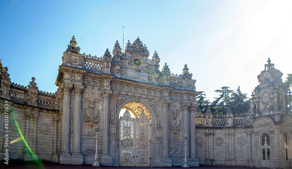 Obraz premium view of main gates of historical dolmabahce palace istanbul