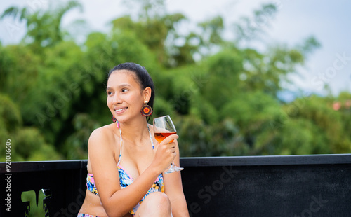 mujer joven disfrutando de una copa de vino al aire libre en sus vacaciones photo