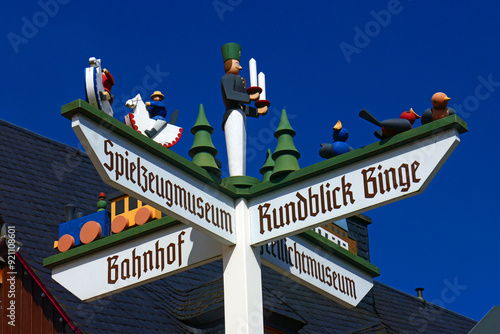 Verkehrsschild in Seiffen im sächsischen Erzgebirge
 photo