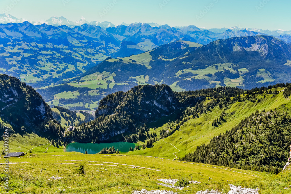 Obraz premium Stockhorn, Hinterstockensee, Bergsee, Mieschflue, Chrindi, Walpersbergflue, Wanderweg, Klettern, Fischer, Aussicht, Alpen, Berner Oberland, Simmental, Kanton Bern, Sommer, Schweiz