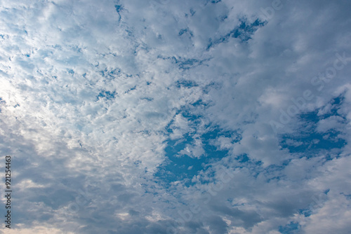 céu azul com nuvens brancas parecendo algodão photo