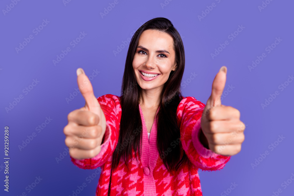 Photo of cheerful pretty nice woman wear trendy print clothes thumb up symbol isolated on purple color background Photo of cheerful pretty nice woman wear trendy print clothes thumb up symbol isolated on purple color background