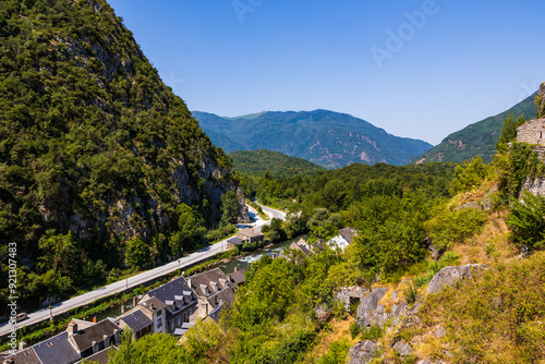 Village de Saint-Béat, traversé par la Garonne, depuis le Château de Saint-Béat photo