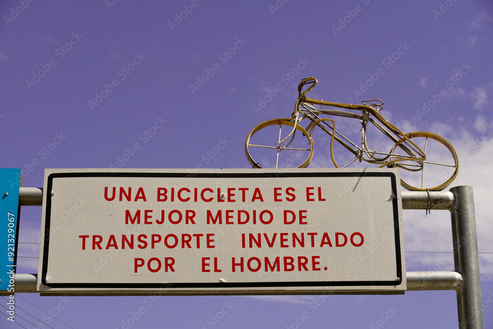 Obraz premium Signs, traffic signs in Spanish of a ciclovia, ecological message that says “A bicycle is the best means of transportation”.