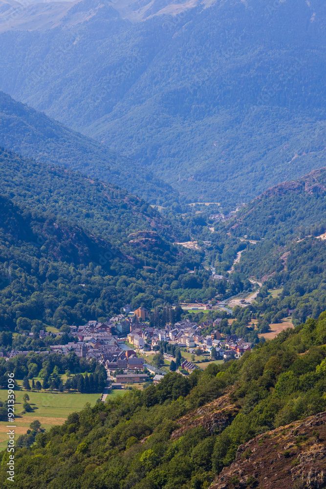 Vallée de la Garonne côté espagnol et la ville de Les depuis les hauteurs du village de Bausen Vallée de la Garonne côté espagnol et la ville de Les depuis les hauteurs du village de Bausen