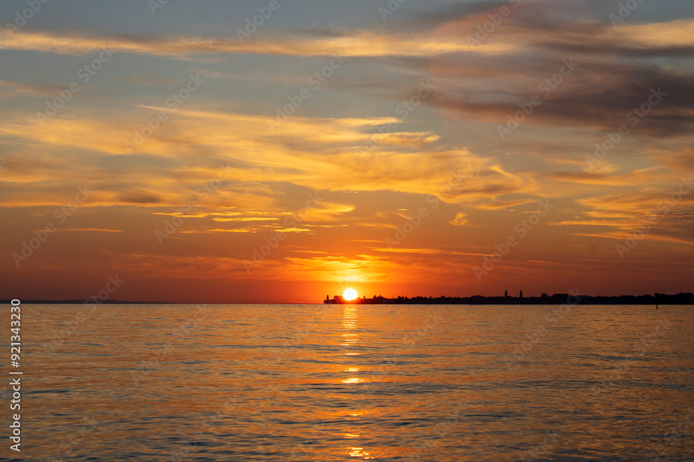 Obraz premium Sunset and golden hour over Lindau Bodensee / Lake Constance