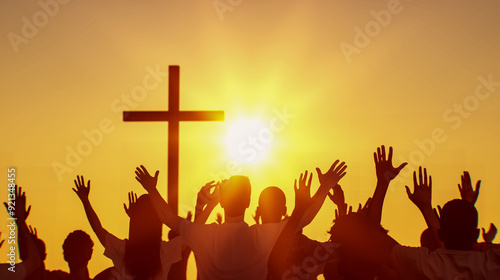 Foto the silhouette of a Christian cross with the image of a worship praying people h