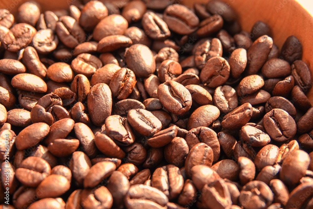 Naklejka premium Un tas de grains de café à la lumière du soleil, avec effet de lumière chaude