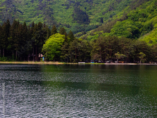 湖畔のキャンプ場　湖と森　長野県大町市 photo