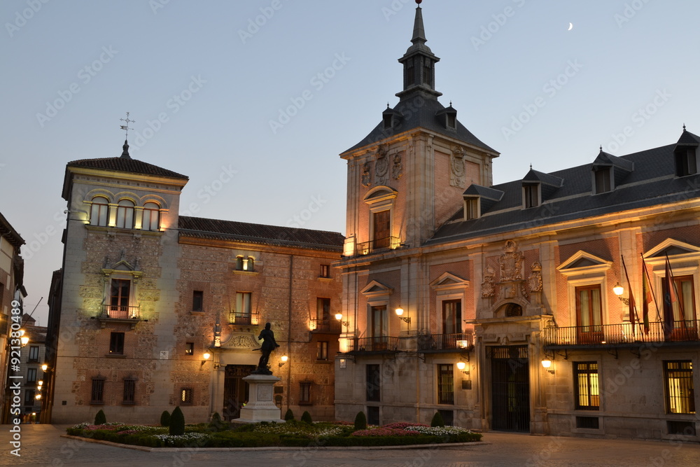 Fototapeta premium Madrid, Espagne, 16 juillet 2015 : Casa de la Villa, place de la Villa, rue Mayor, à Madrid, photographie de nuit