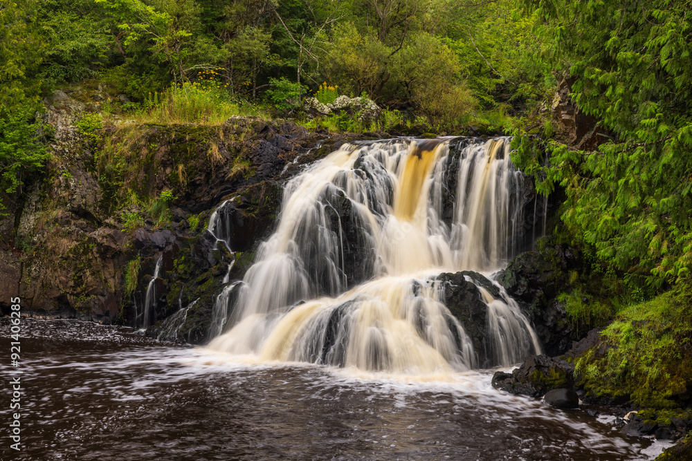 Obraz premium Interstate Falls - A scenic waterfall landscape on the border of Wisconsin and Michigan.