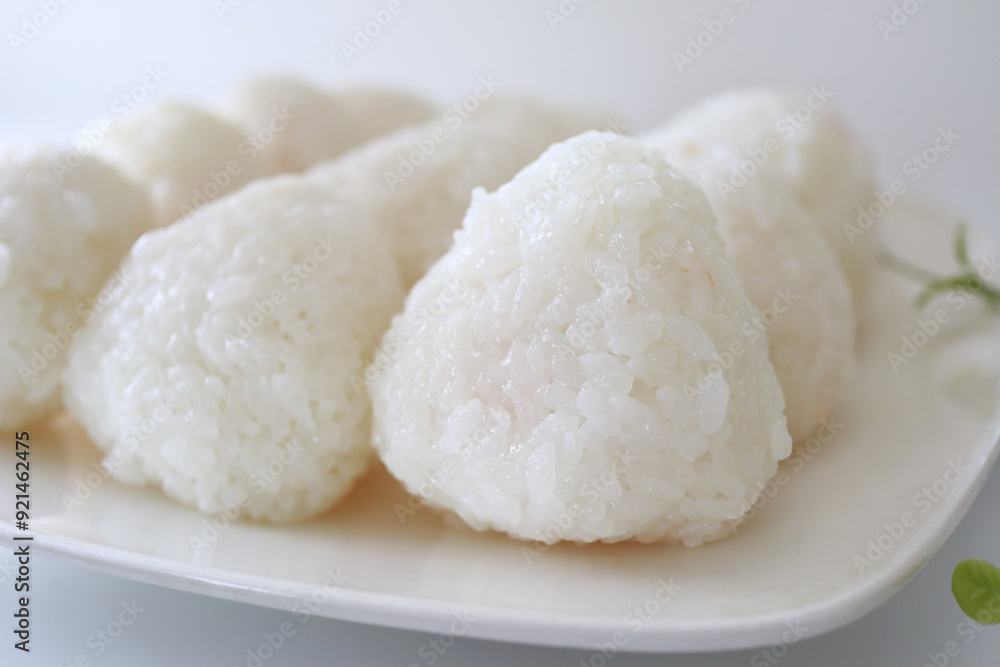 皿に盛られたおにぎり 皿に盛られたおにぎり