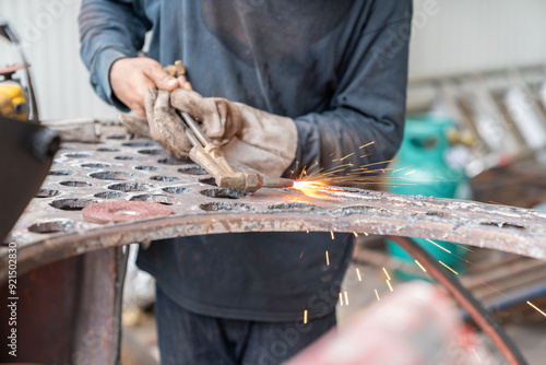 Tableau sur toile Worker metal Cutting With acetylene welding cutting torch.