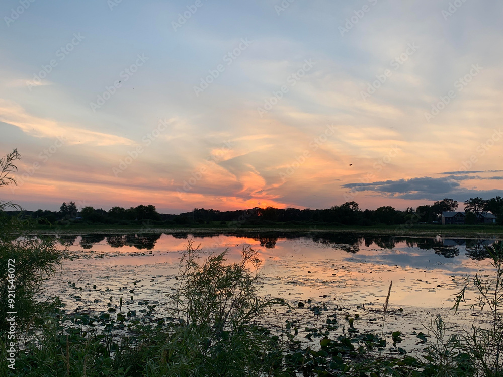 Naklejka premium Serene sunset over the pond