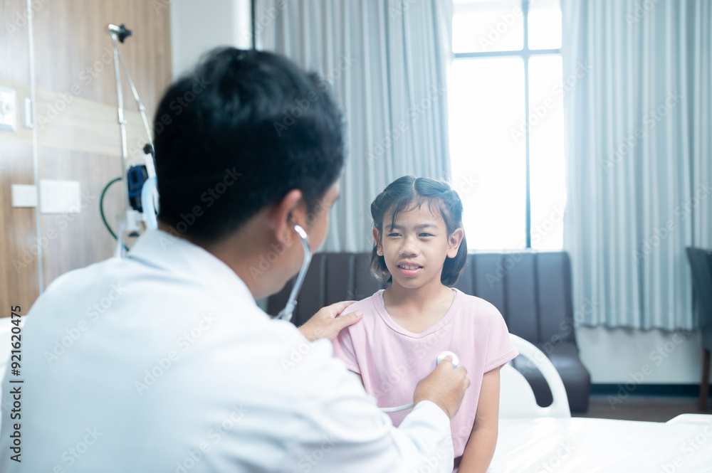 Obraz premium Asian doctor examines young girl in examination room