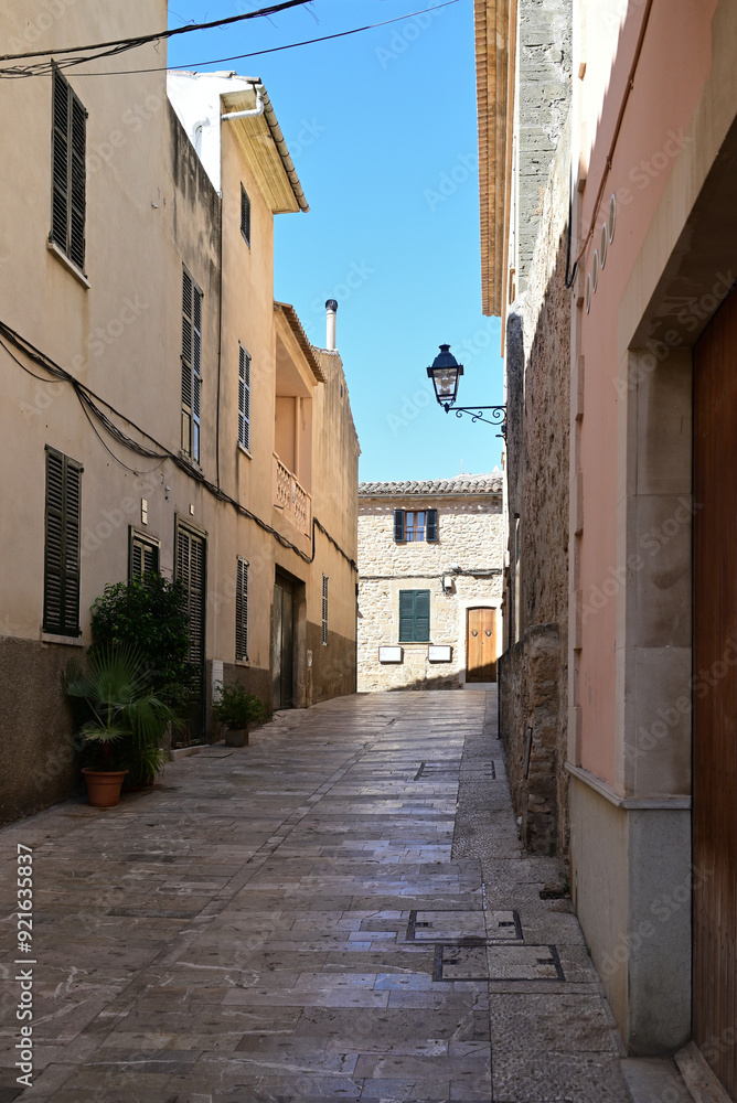Fototapeta premium eine strasse in der altstadt von alcudia auf mallorca, spanien