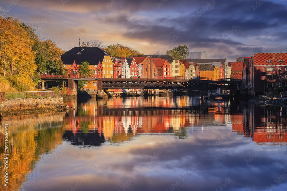 Obraz premium river Nidelva and The Old Bridge, Trondheim