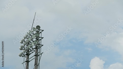 夏の青空と、野球場の照明