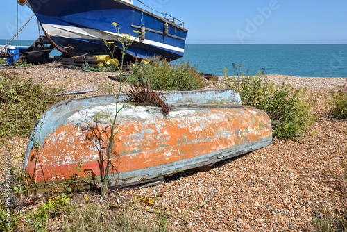 Obraz na płótnie old abandoned boat on the beach w salonie