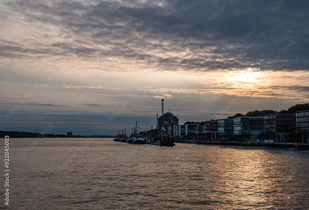 Obraz premium A sunset over the harbor city in Northern Germany. with clouds