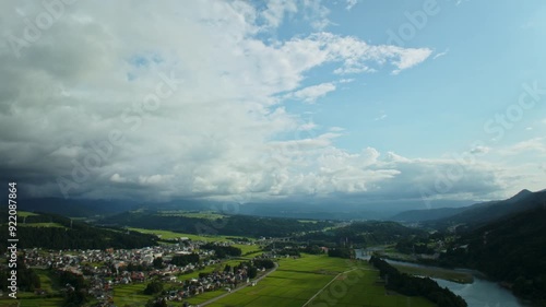 4Kタイムラプス映像：ドローンで撮影した田舎町と青空と雲
