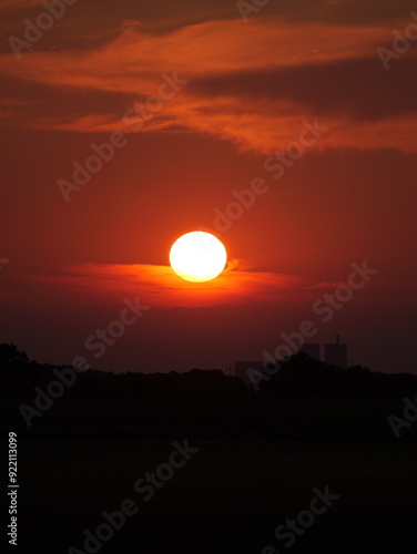 Sonnenuntergang bewölkt mit Atomkraftwerken im Hintergrund